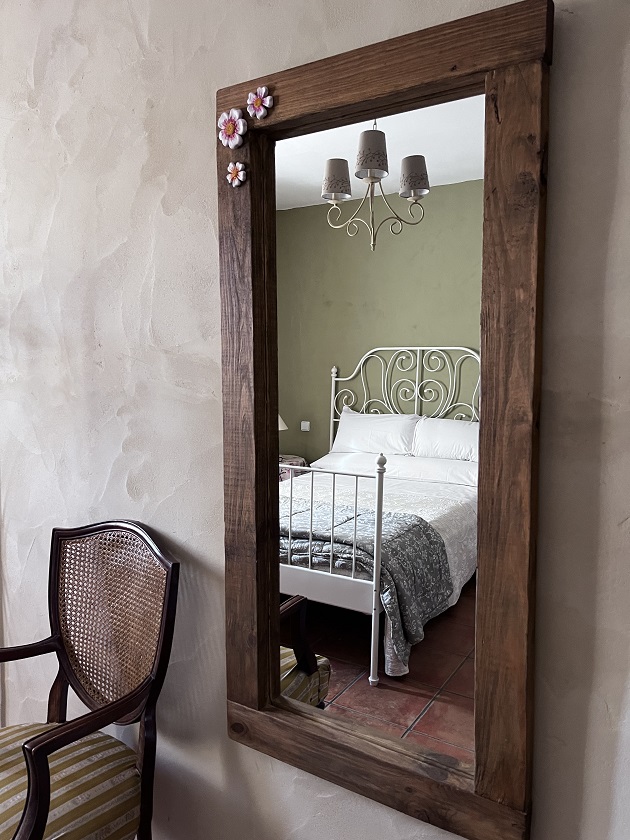 espejo de cuerpo entero en habitación triple de la Casa Rural en Saldaña de Ayllón