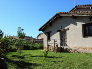 Fachada trasera de La Casa del Cartero Pablo en Saldaña de Ayllón