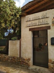 Fachada de la calle entrada a nuestra Casa Rural en Saldaña de Ayllón