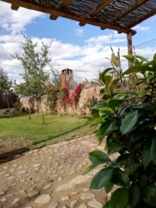 Exterior zona de descanso en el jardín de la Casa del Cartero Pablo Casa Rural en Saldaña de Ayllón