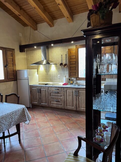 vitrina y cocina rústica de la Casa Rural en Saldaña de Ayllón