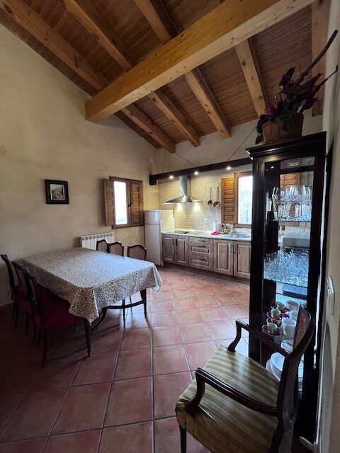 imagen del comedor y cocina de la Casa Rural en Saldaña de Ayllón