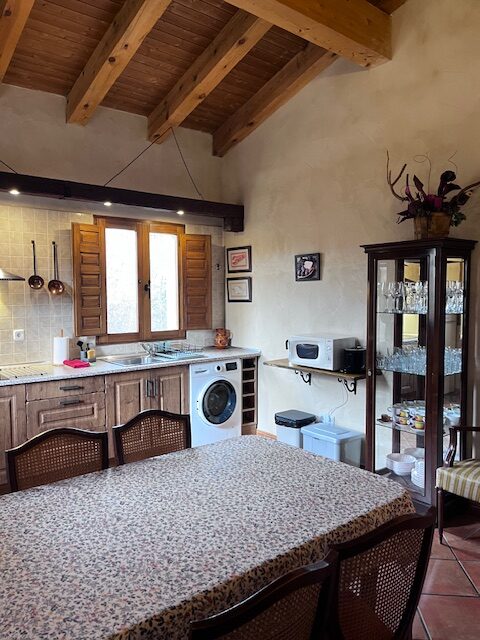 imagen cocina y mesa comedor Casa Rural en Saldaña de Ayllón