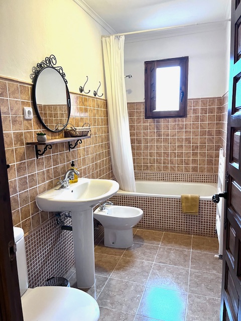 baño completo con bañera de nuestra Casa Rural en Saldaña de Ayllón