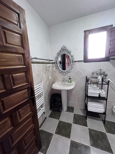 imagen de tocador con secador y toallas en la casa rural de Saldaña de Ayllón