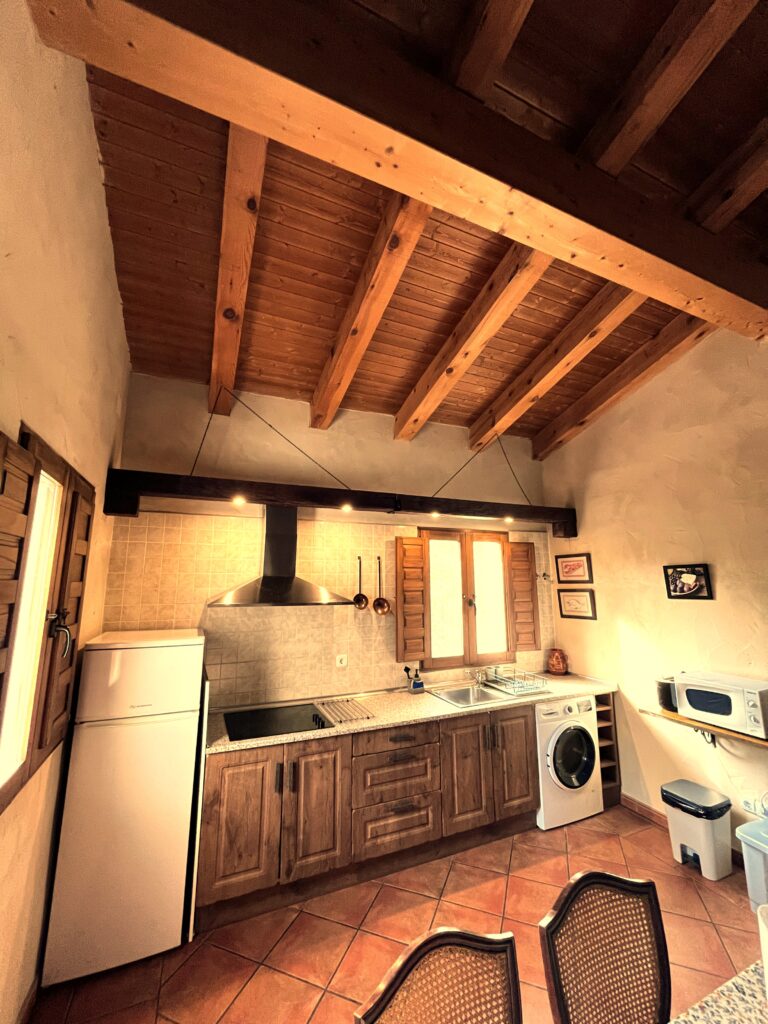 vista del techo y cocina rústica de la Casa Rural en Saldaña de Ayllón