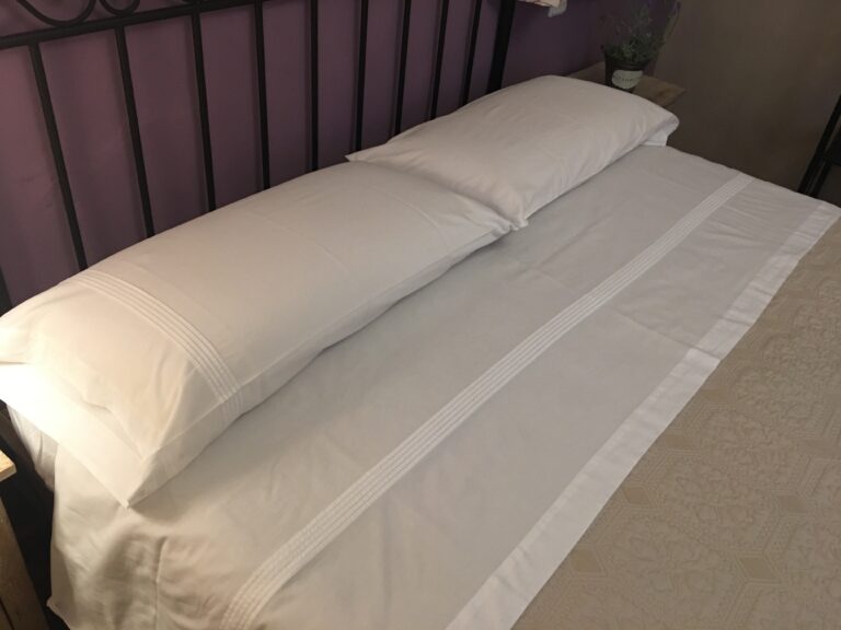 cama 1,50 en habitación doble de Casa Rural en Saldaña de Ayllón
