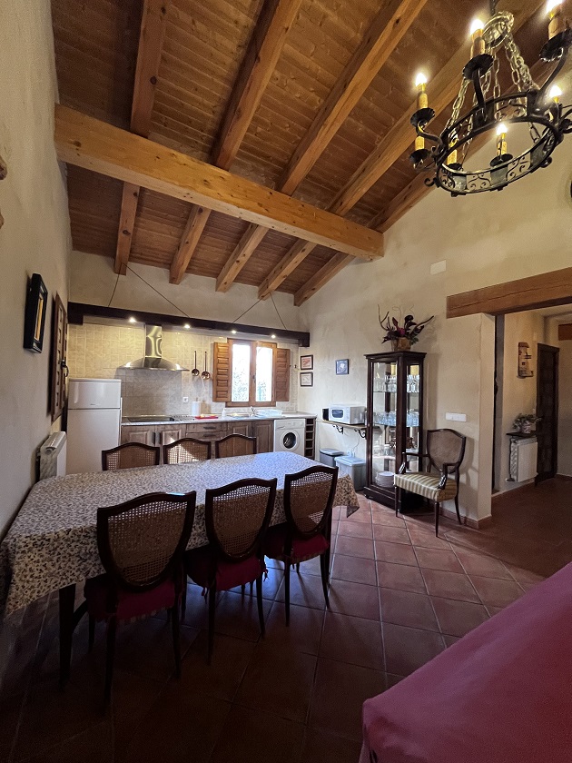 imagen del comedor y cocina de nuestra Casa Rural en Saldaña de Ayllón