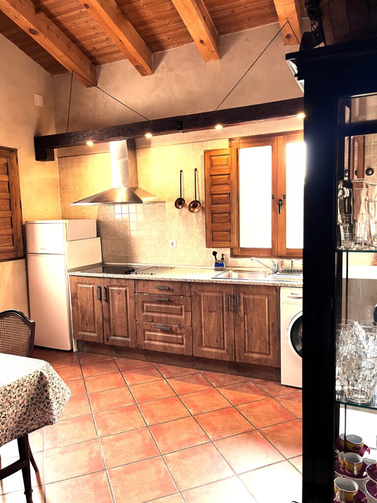 vista frente cocina rústica de nuestra Casa Rural en Saldaña de Ayllón